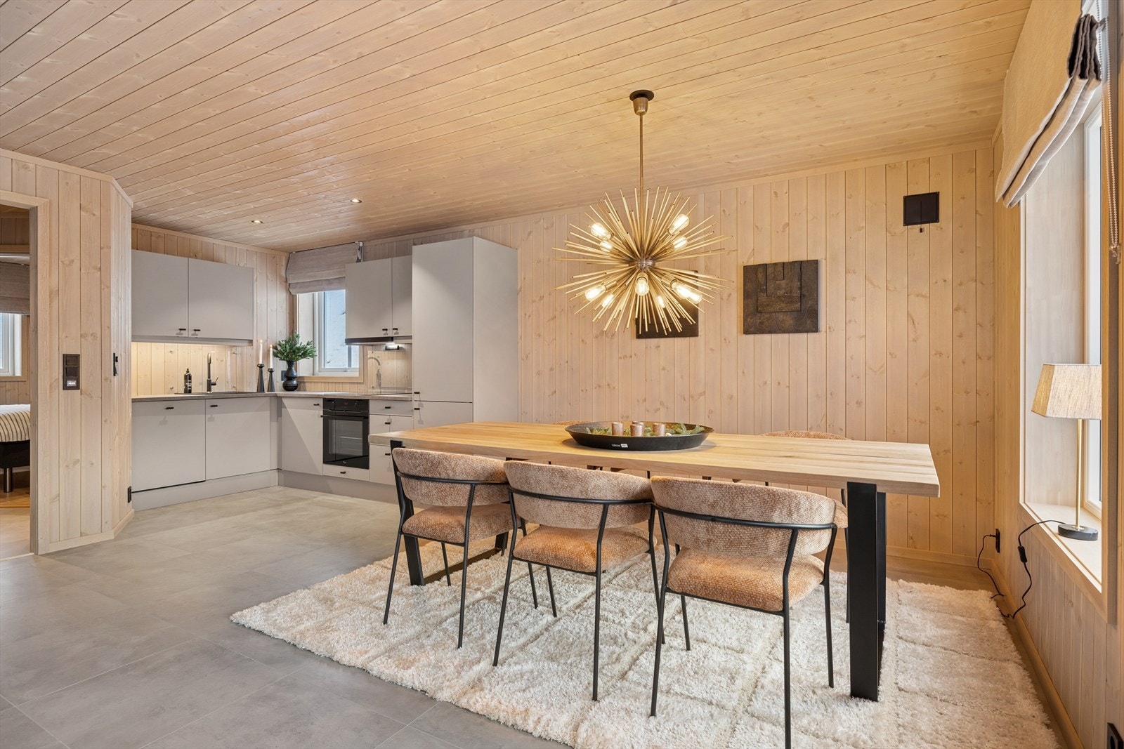 Videre inn i hytten åpner hovedstuen seg opp - et luftig og sosialt samlingspunkt i åpen løsning med kjøkkenet. Galleribilde