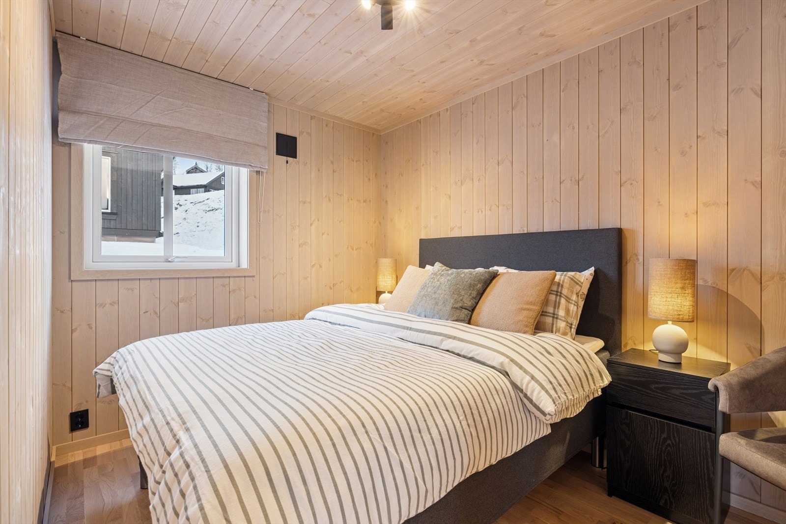 Det er fire soverom fordelt over etasjene i hytta - Her fra soverom i 1.etasje. Galleribilde