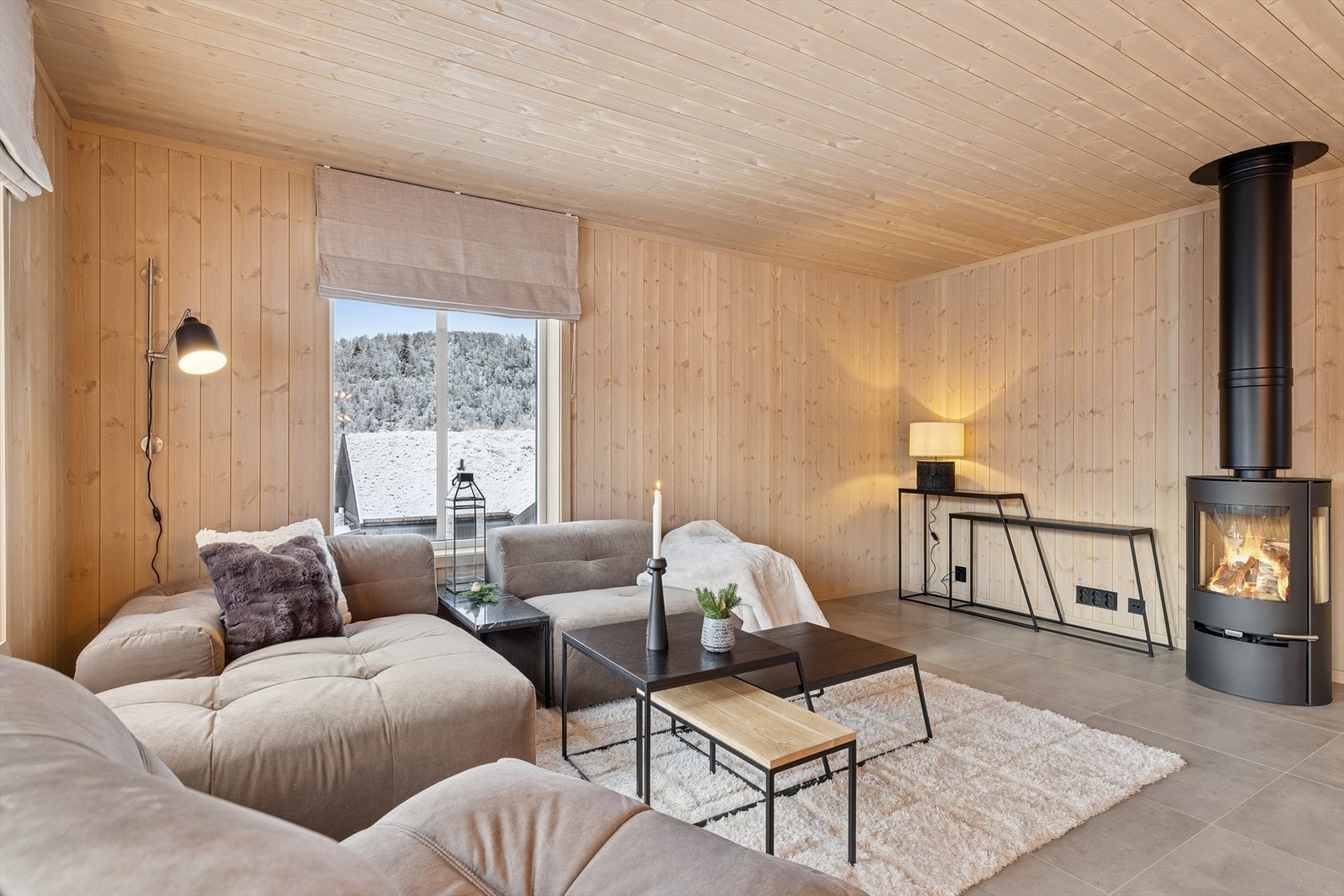 Stilfull og moderne peisovn i stuen gir både varme og et lunt samlingspunkt - Galleribilde