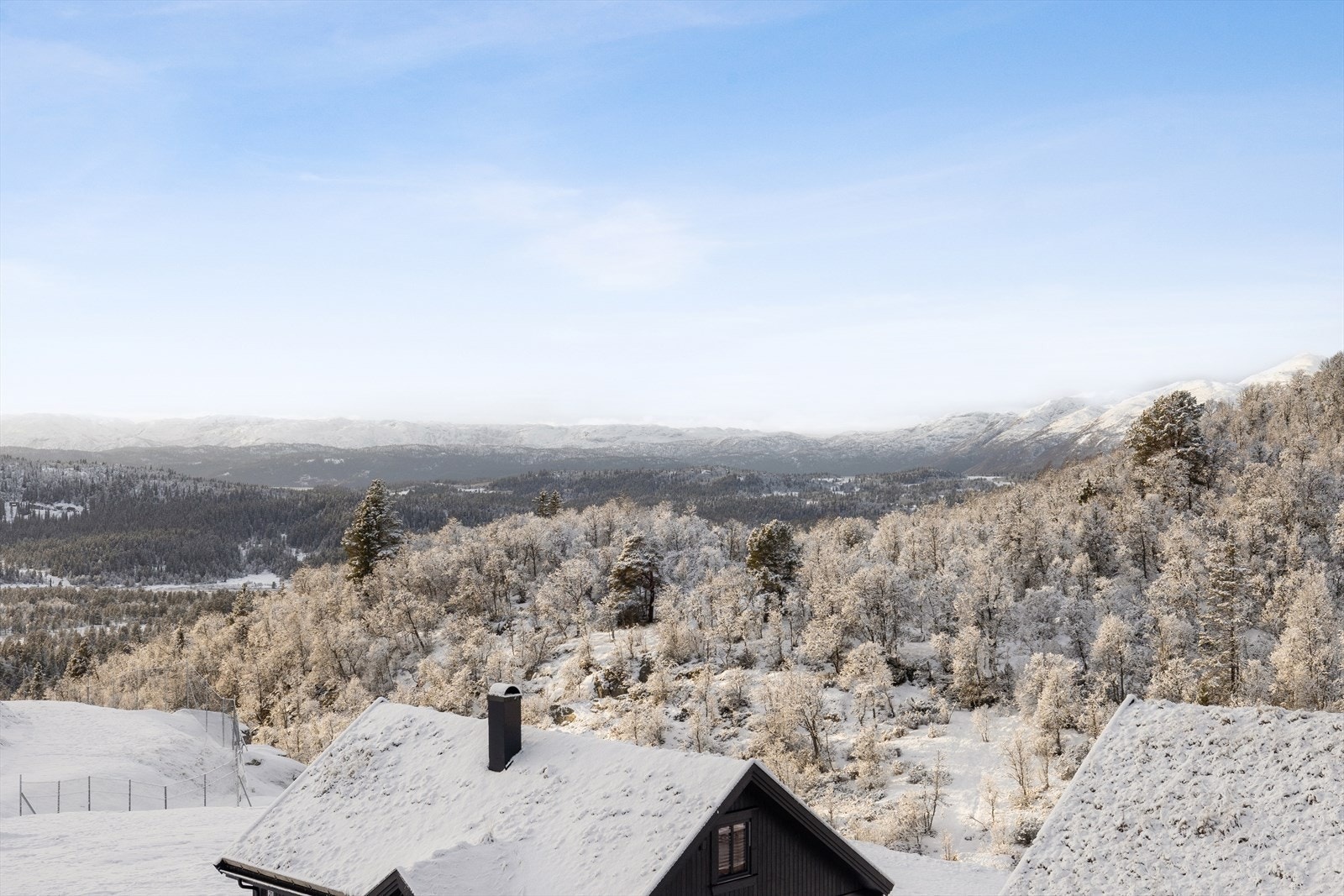Her er du høyt og fritt med utsikt mot fjellene og kort vei til tur- og skiterreng. Galleribilde