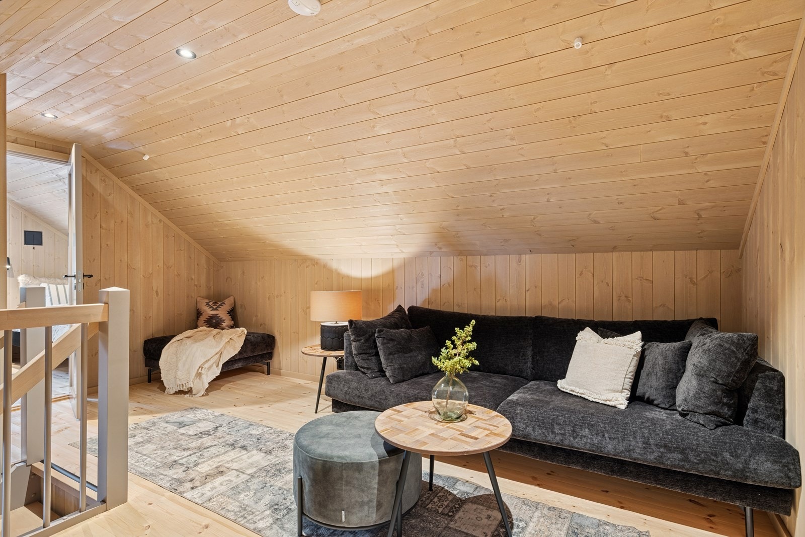 I loftsetasjen finner du en koselig loftstue med furugulv - perfekt som TV-stue, lekerom eller ekstra oppholdsrom for gjester. Galleribilde