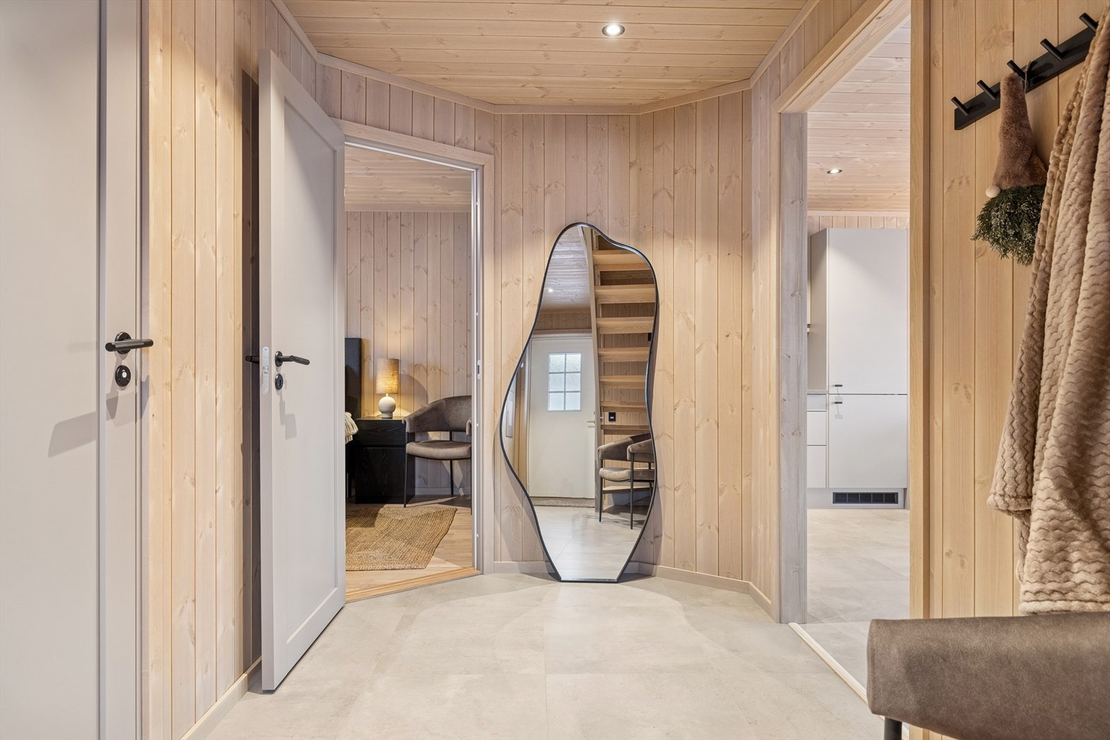 Gjennomtenkt entré med gode oppbevaringsløsninger - ideell for ski, fjellstøvler og yttertøy etter en dag ute i naturen. Galleribilde