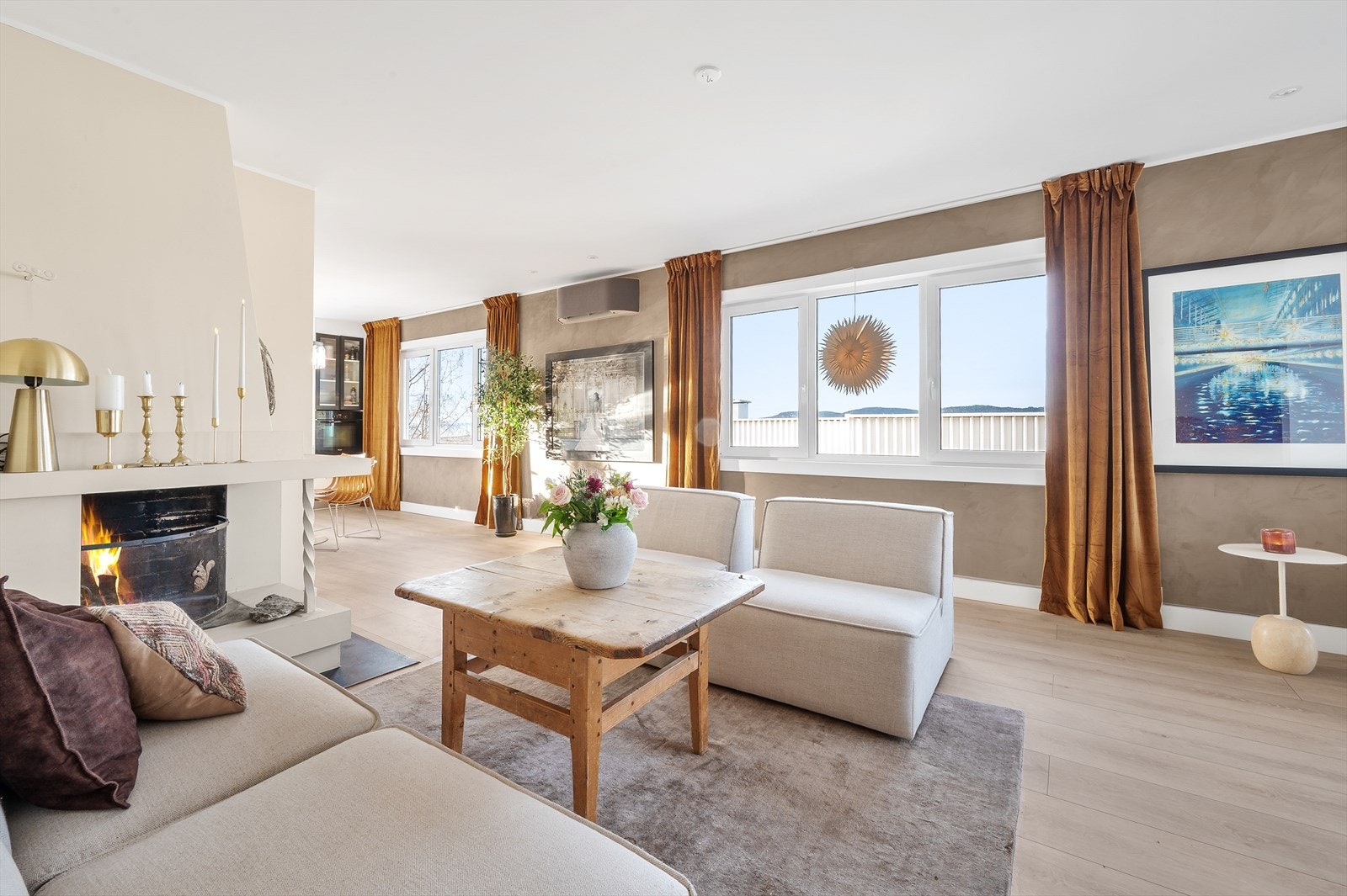 Boligen har en god planløsning med stue og kjøkken i åpen løsning, og fin flyt ut til uteområdene Galleribilde