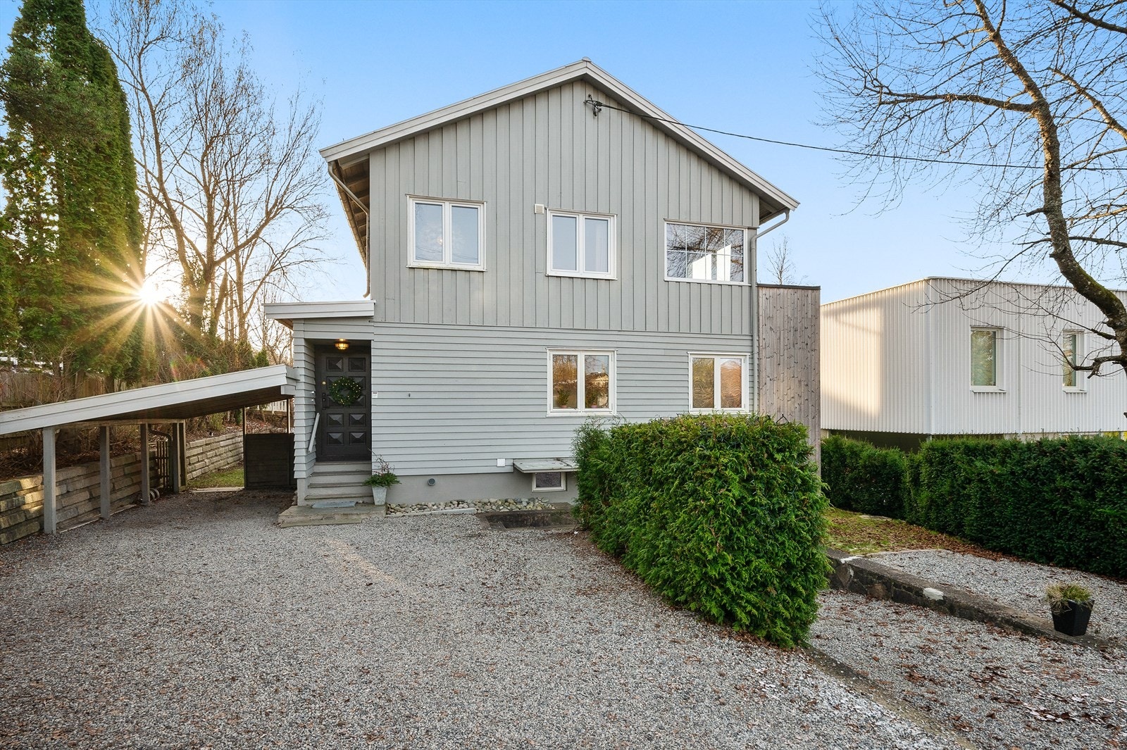 En lekker og sjarmerende halvpart tomannsbolig med veranda og hageflekk Galleribilde