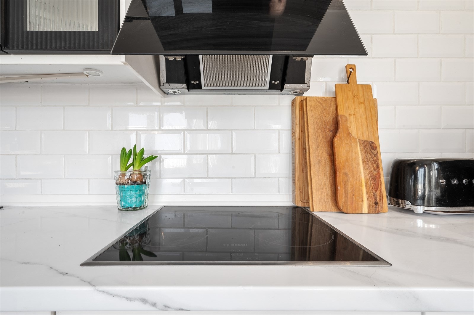 Det er gode oppbevaringsmuligheter i skuffer og skap, samt rikelig med benkeplass til matlaging Galleribilde