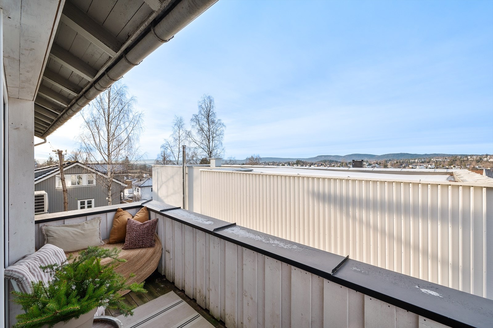 Verandaen er på 5 kvm og har god plass til å innredes med utemøbler Galleribilde