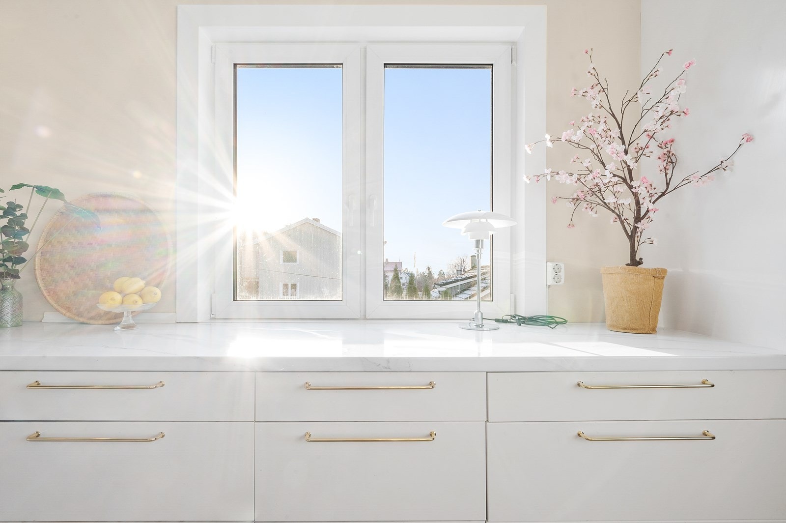 Flott utsikt mot uteområdene fra kjøkkenet Galleribilde