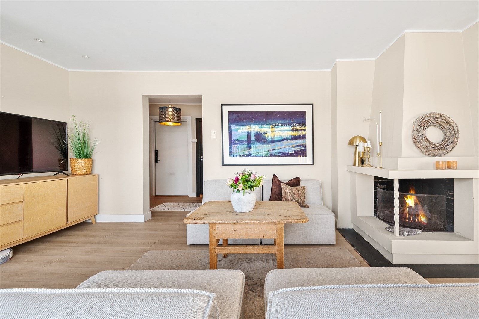 Stuen har gode møbleringsmuligheter for sofagruppe, spisebord, samt medie- og oppbevaringsmøblement Galleribilde