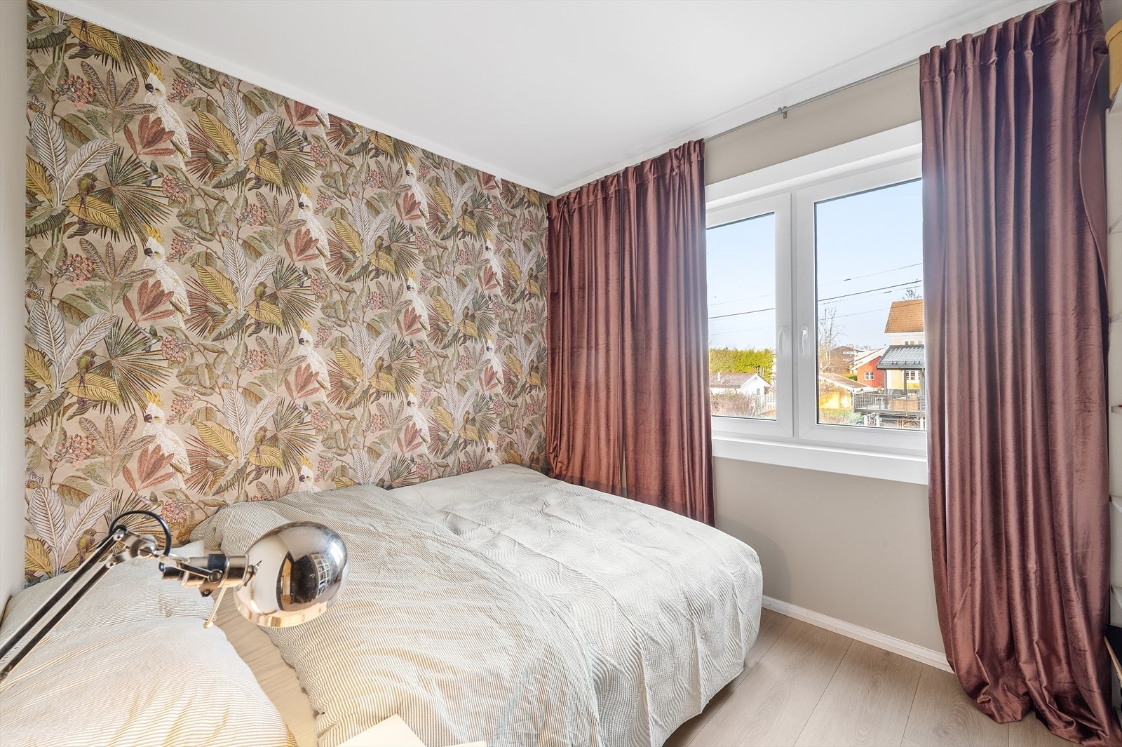 De store vindusflatene slipper inn rikelig med lys og gir en behagelig romfølelse Galleribilde