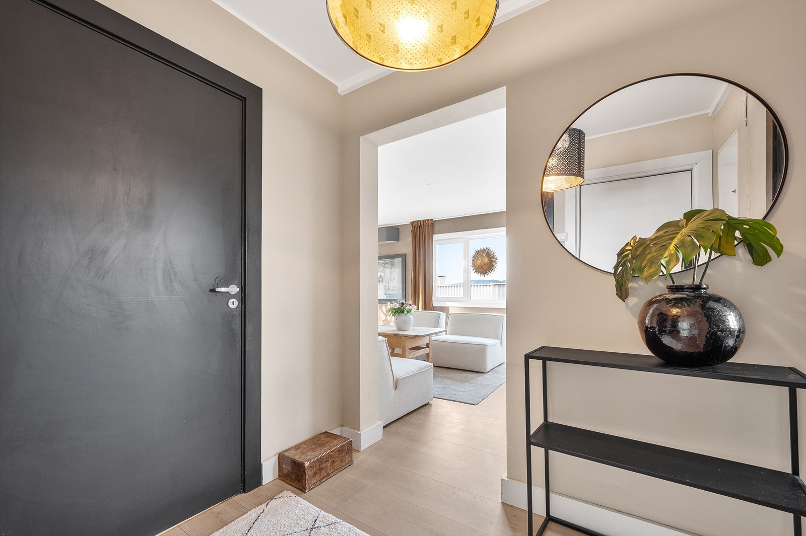 Det er adkomst til boligens øvrige rom fra entréen Galleribilde