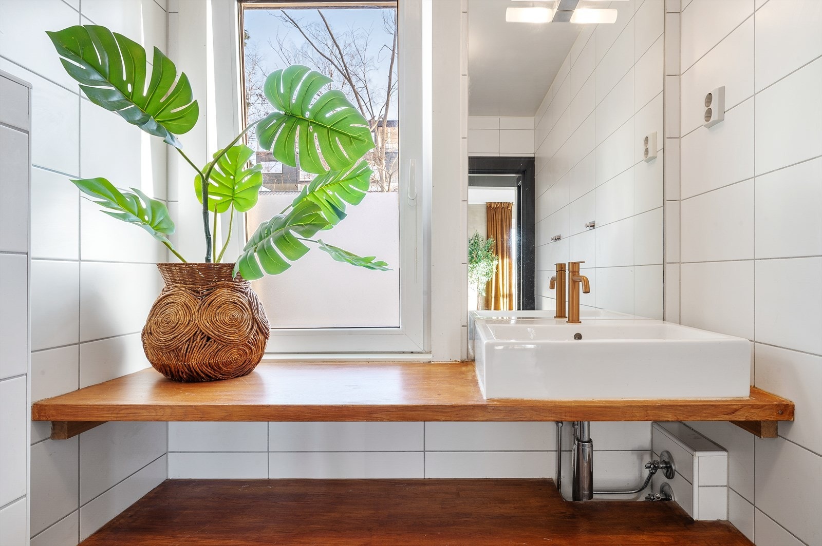 Det er montert servant med praktiske hyller for oppbevaring Galleribilde