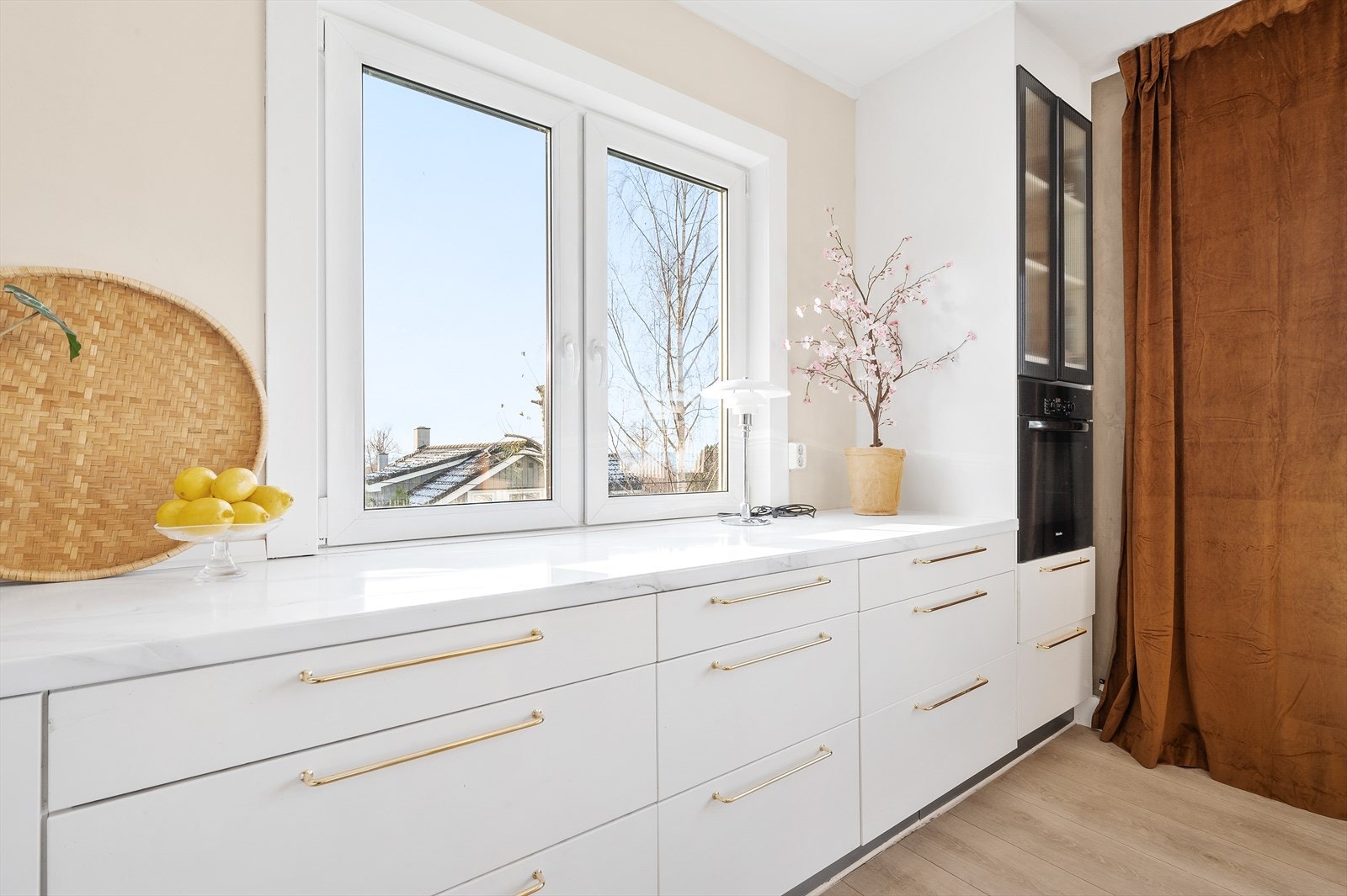 Kjøkkenet har integrerte hvitevarer som kjøl-og fryseskap, oppvaskmaskin, ovn og induksjon platetopp Galleribilde