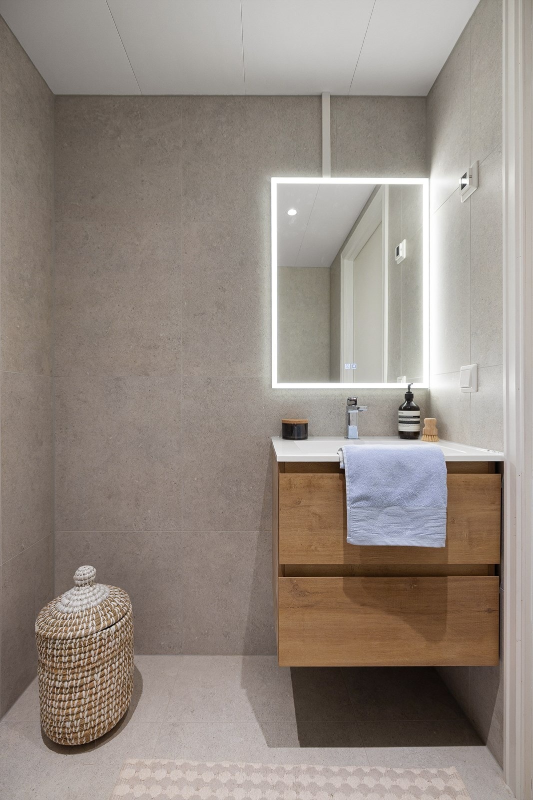 Membranen er den opprinnelige fra byggeår. Badet har gulvvarme og opplegg for vaskemaskin. Galleribilde