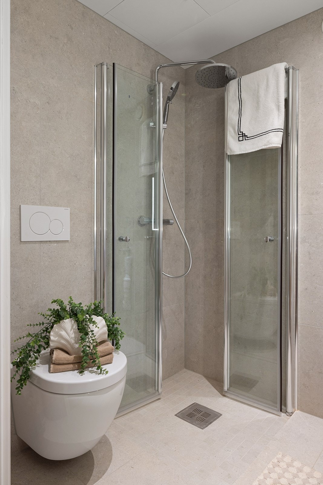 Det er etablert nedsenk i dusjsonen. Badet fikk nye innredninger i 2026 med nedfelt servant, veggmontert toalett og dusjvegger/hjørne. Galleribilde