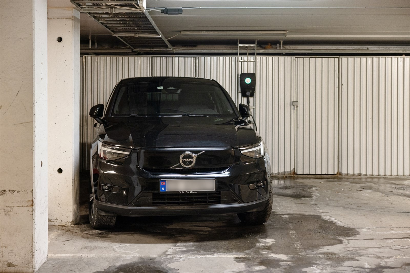 Det medfølger garasjeplass med elbillader. Selger leier ut plassen for kr. 2 100 pr. måned. Galleribilde