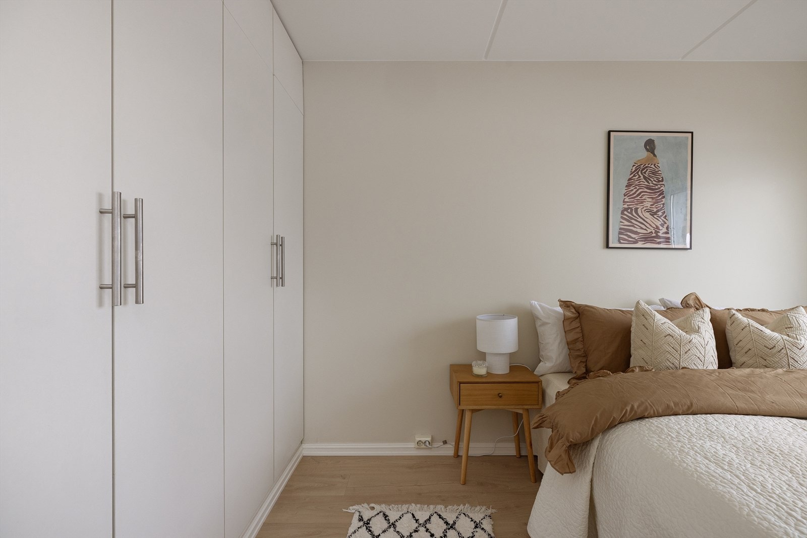 Hovedsoverommet er romslig og har god plass til dobbeltseng, garderobeløsning og eventuelt en kontorpult dersom behovet er der. Galleribilde