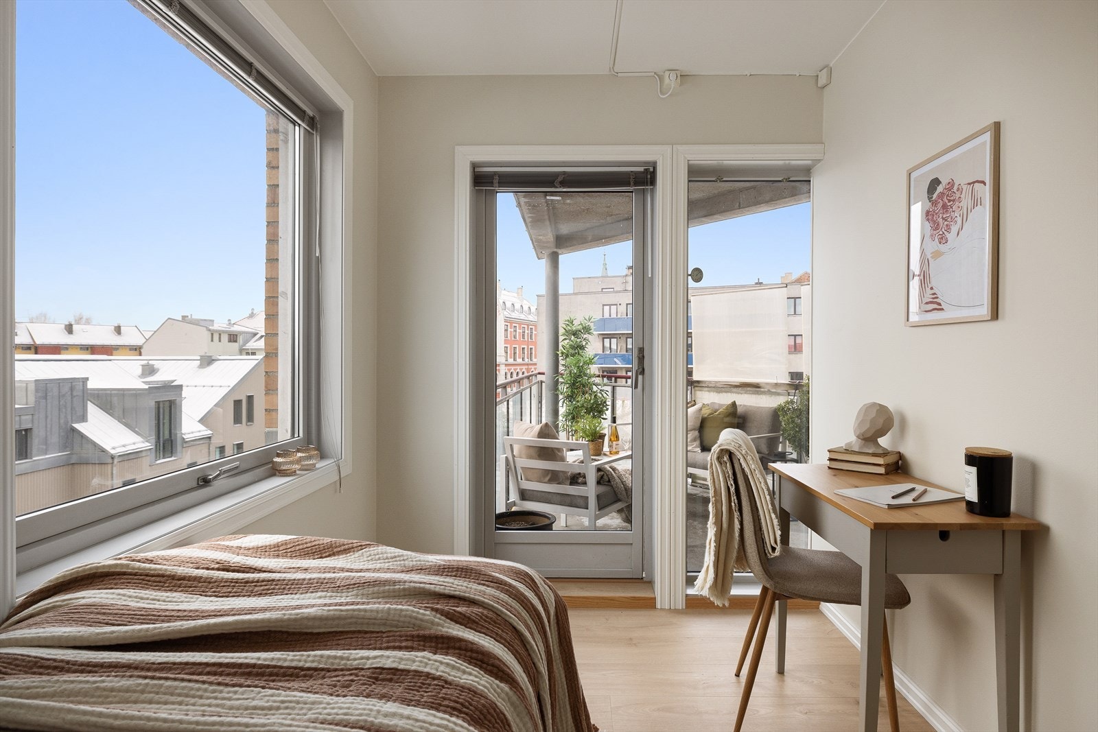 Utgang til balkong fra både soverom og stue. Galleribilde