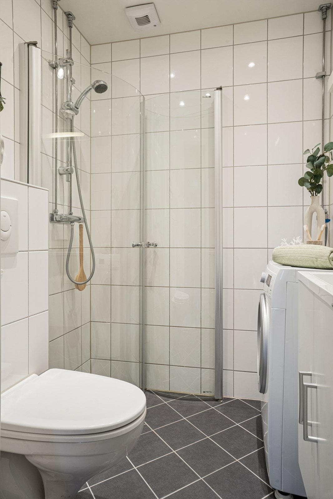 Vaskemaskinen medfølger handelen da denne er av spesialdimensjoner. Galleribilde