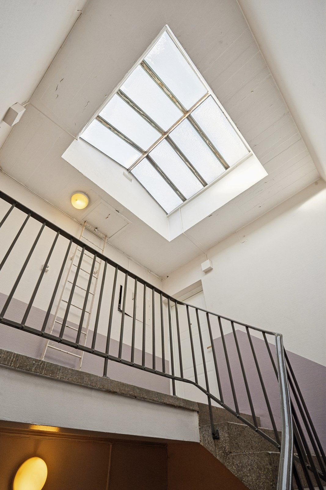 Stilrent inngangsparti hvor man kan ha hyggelige samtaler med naboer Galleribilde