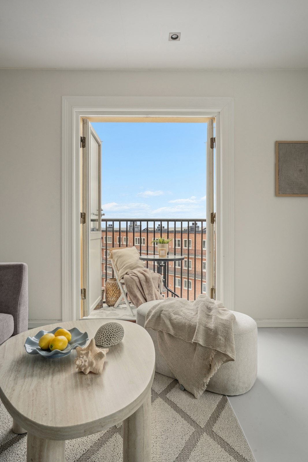 Leiligheten har klassiske dører ut mot balkong. Her får man fantastisk utsikt fra stue og balkong med gode lysforhold. Balkongens vending gjør at man får sol fra morgen til kveld. Galleribilde