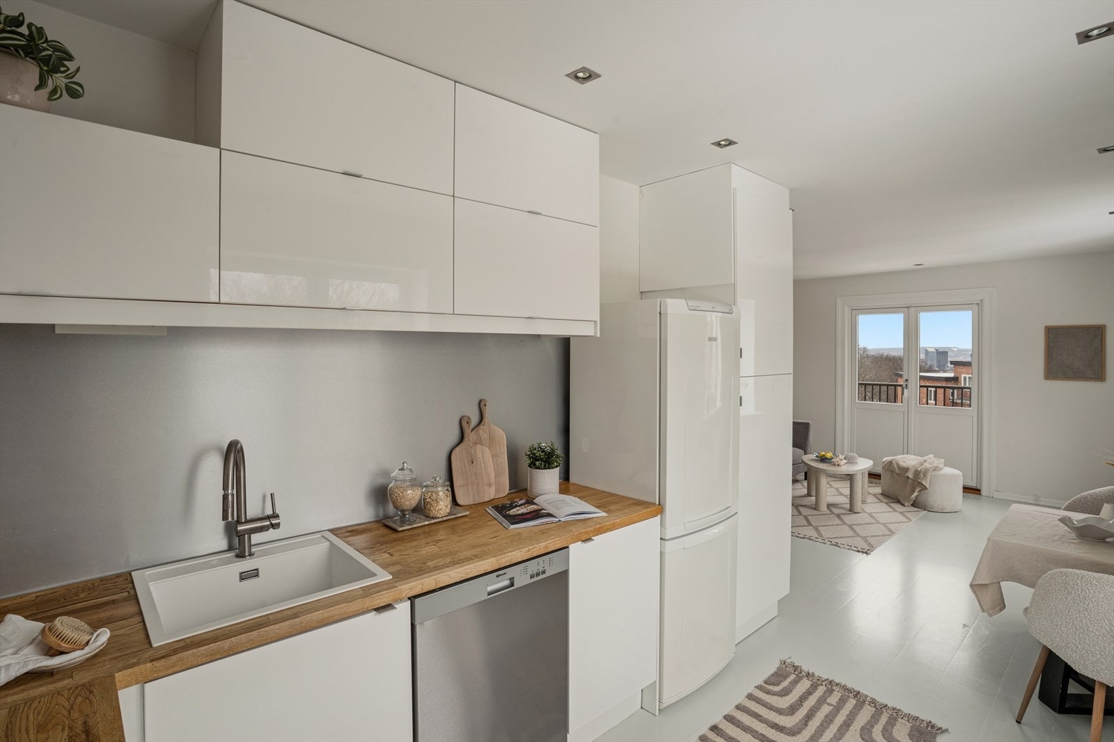 Her er det rikelig med oppbevaringsplass i både over og underskap. Det er i tillegg god benkeplass til å tilberede gode måltider. Galleribilde