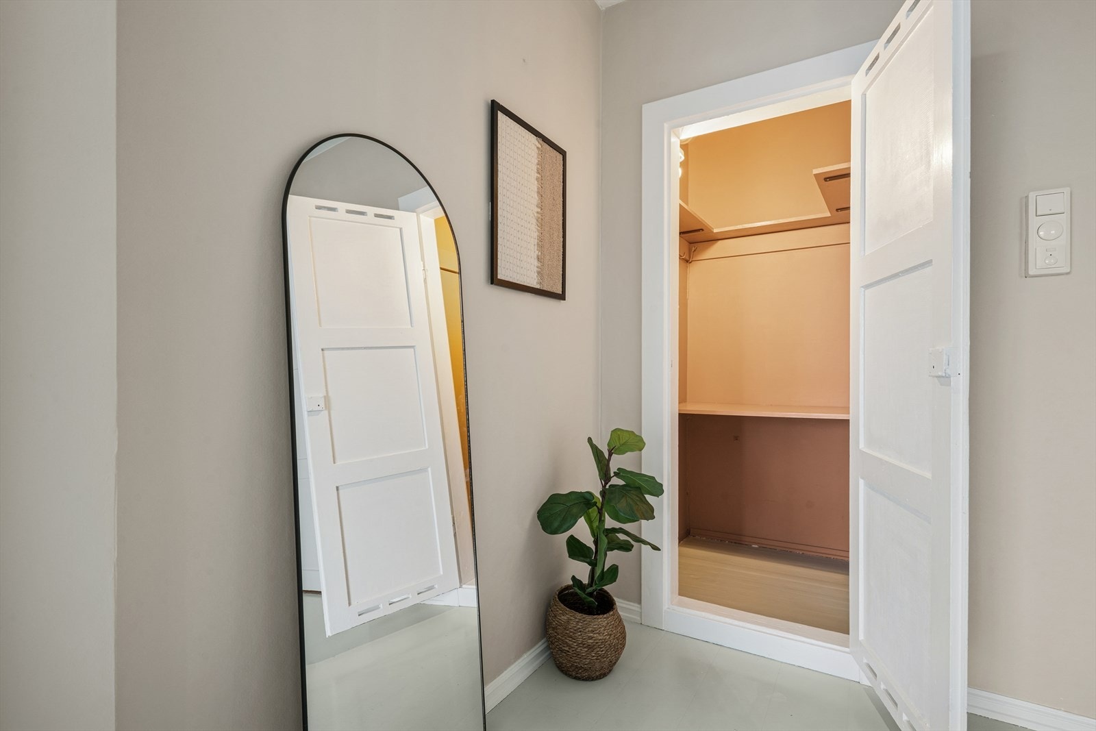 Ryddig og moderne entré. Det er også praktisk bod i leiligheten med god oppbevaringsplass. Passer perfekt for yttertøy eller sko. Galleribilde