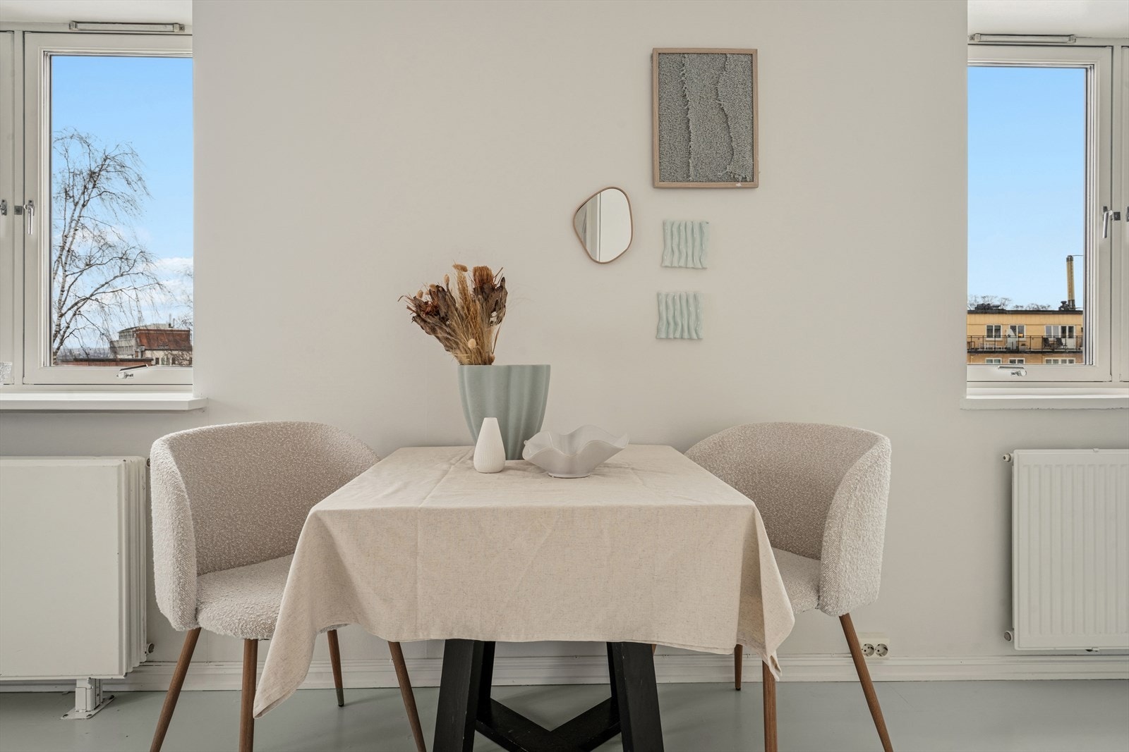 Hyggelig og innbydende stue med stor plass til å sette sitt eget preg. Naturlig plass til spisebordsløsning som knytter stuen og kjøkkenet sammen. Galleribilde