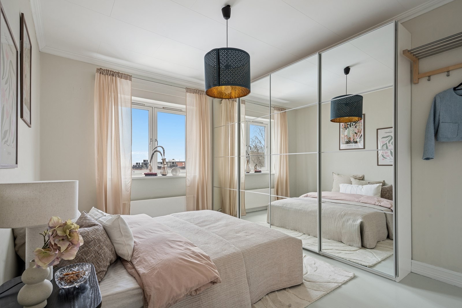 Luftig og sjarmerende soverom som har store speil med skap. Her er det god plass til oppbevaring i skyvedørsgarderobe med praktisk oppbevaring. Galleribilde
