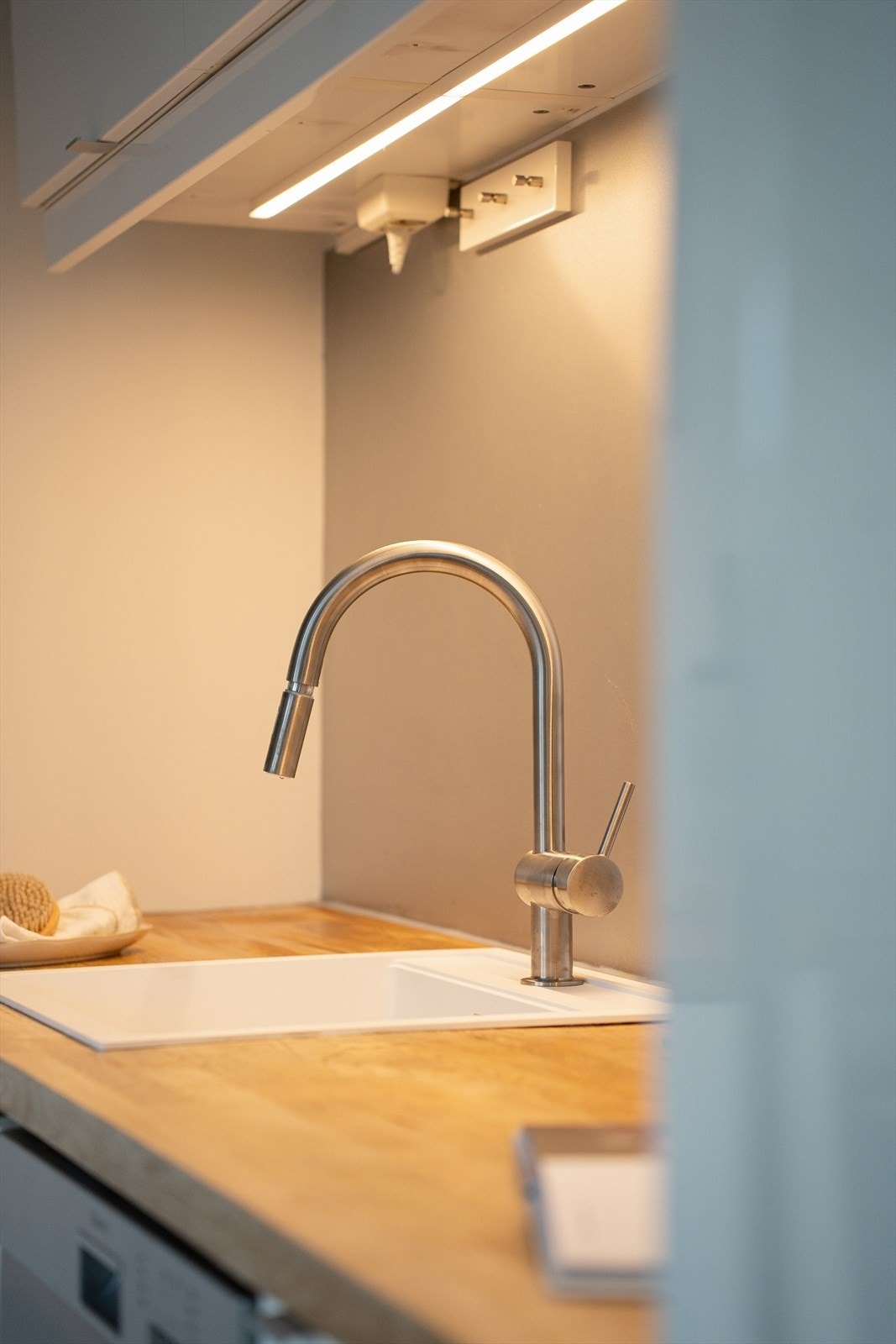 Ny servant i kompositt og armatur. Det ble i tillegg oppgradert røropplegg under vasken. Galleribilde