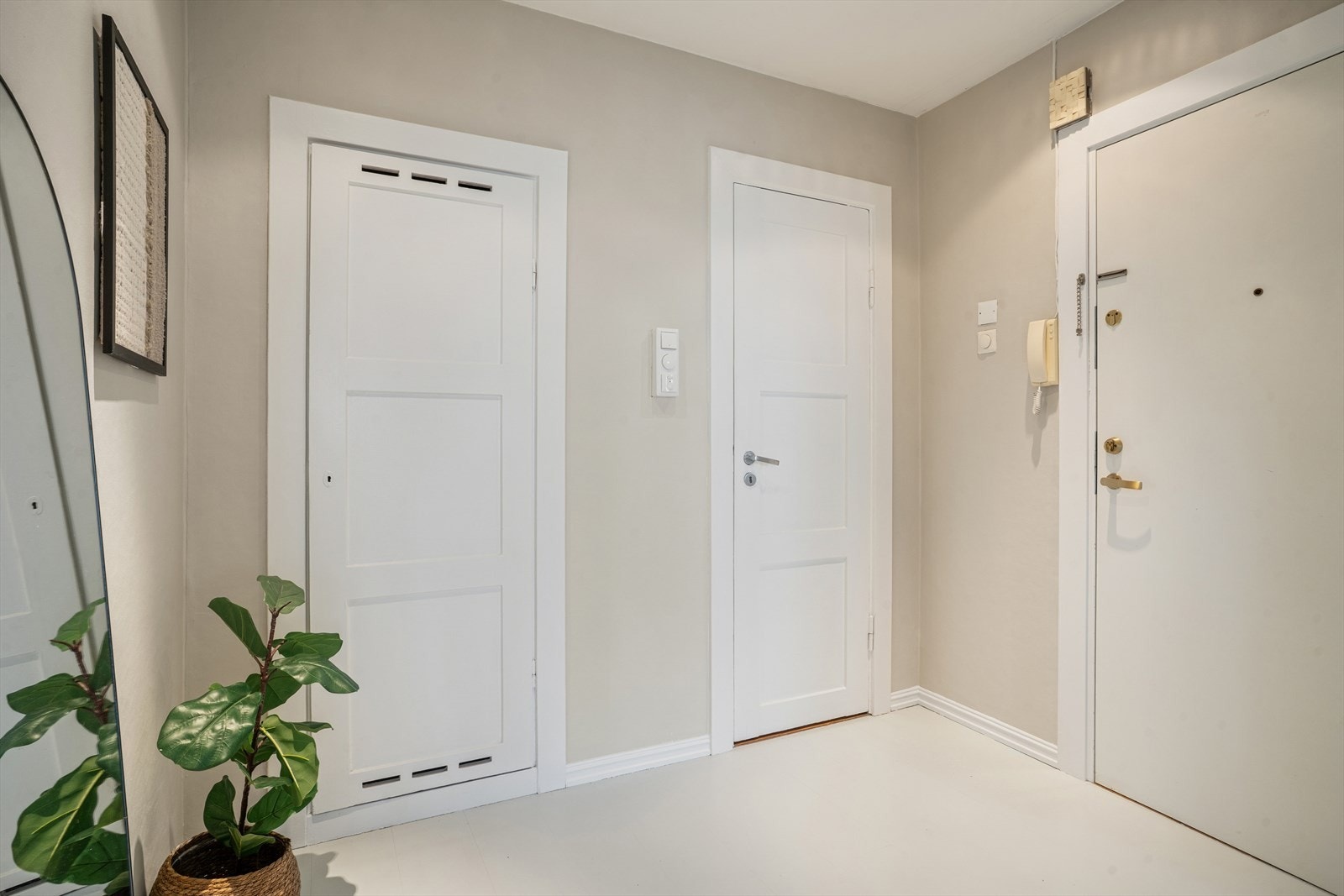 Innbydende entré som gir et umiddelbart inntrykk av boligen. Det er også god oppbevaringsplass i innvendig bod. Galleribilde