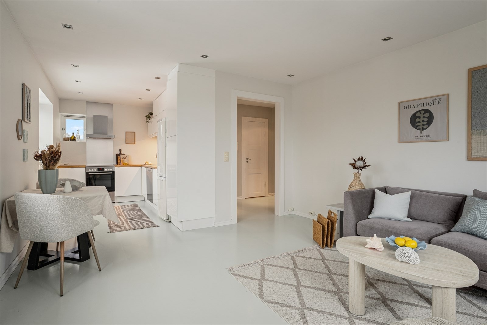 Her får du en flott åpen løsning mellom kjøkken og stue gjør at samtalen kan flyte selv under matlaging. Galleribilde