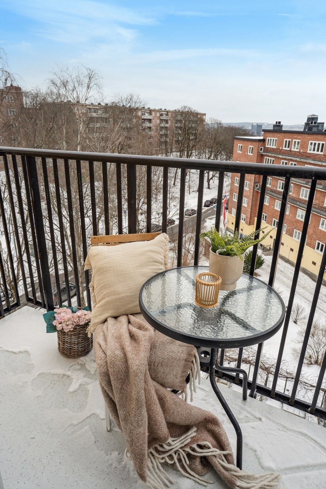 Praktisk balkong hvor morgenkaffen kan nytes i ro eller med godt selskap. Balkongene ble oppgradert og ferdigstilt i 2026 (i tillegg til ny fasade). Galleribilde