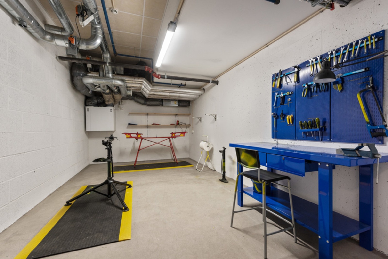 Sameiet har flere kvaliteter, som bl.a hobbryom for skismøring og sykkevedlikehold. I tillegg følger det med 2 boder til leiligheten. Galleribilde