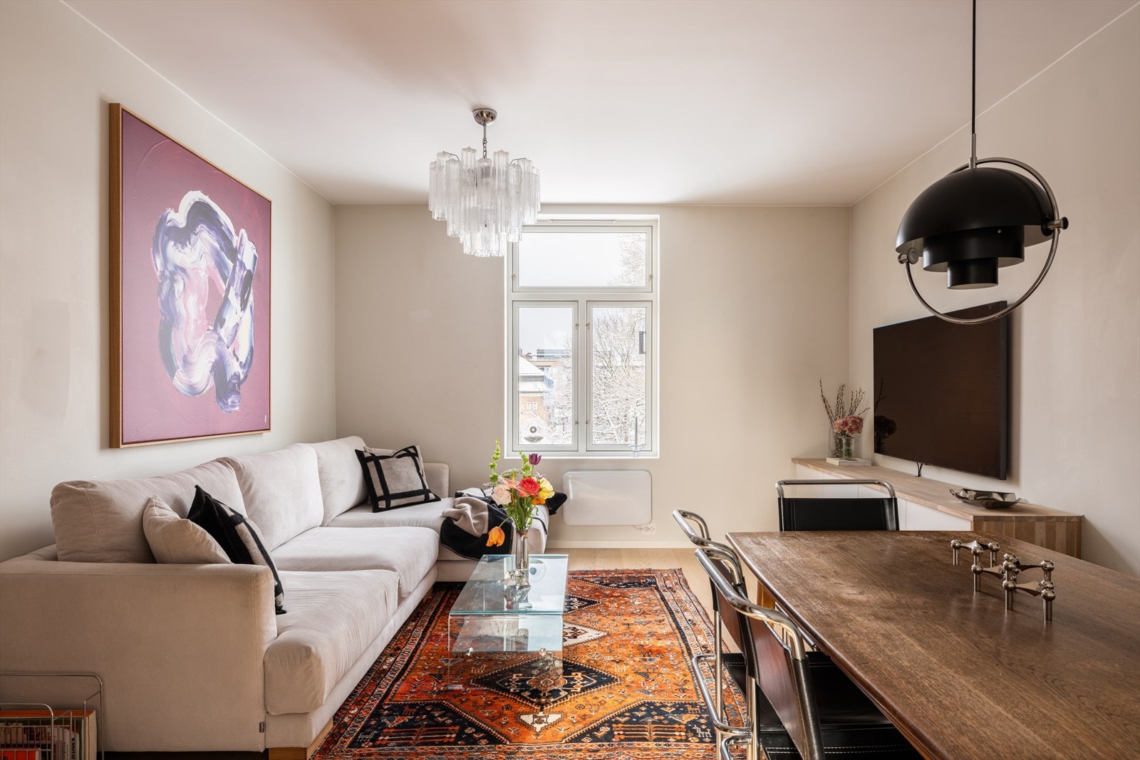 Boligen er gjennomgående med vindusflater i to himmelretninger Galleribilde