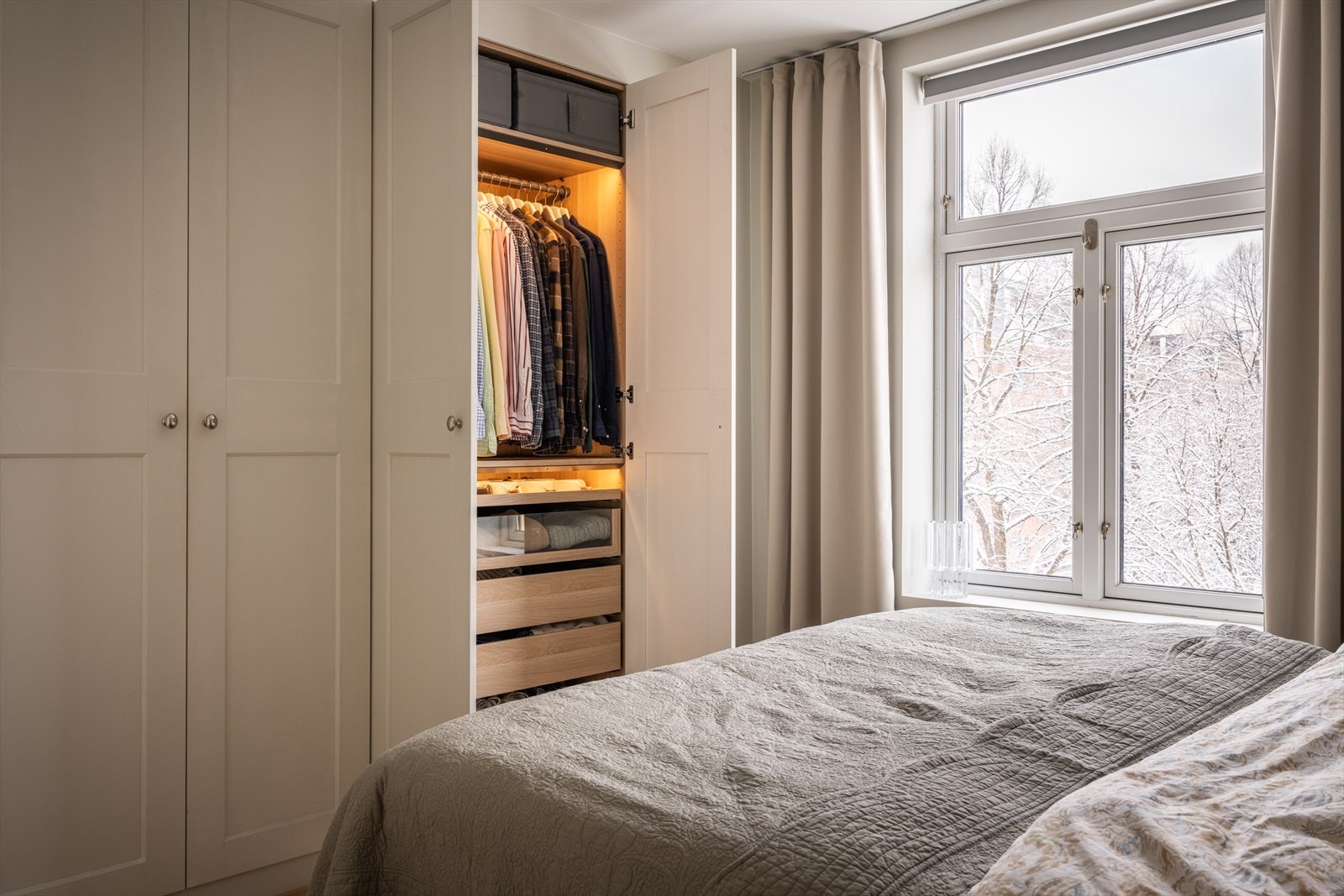 Masse skapplass, med smarte hyller, skuffer og stativ-løsninger Galleribilde