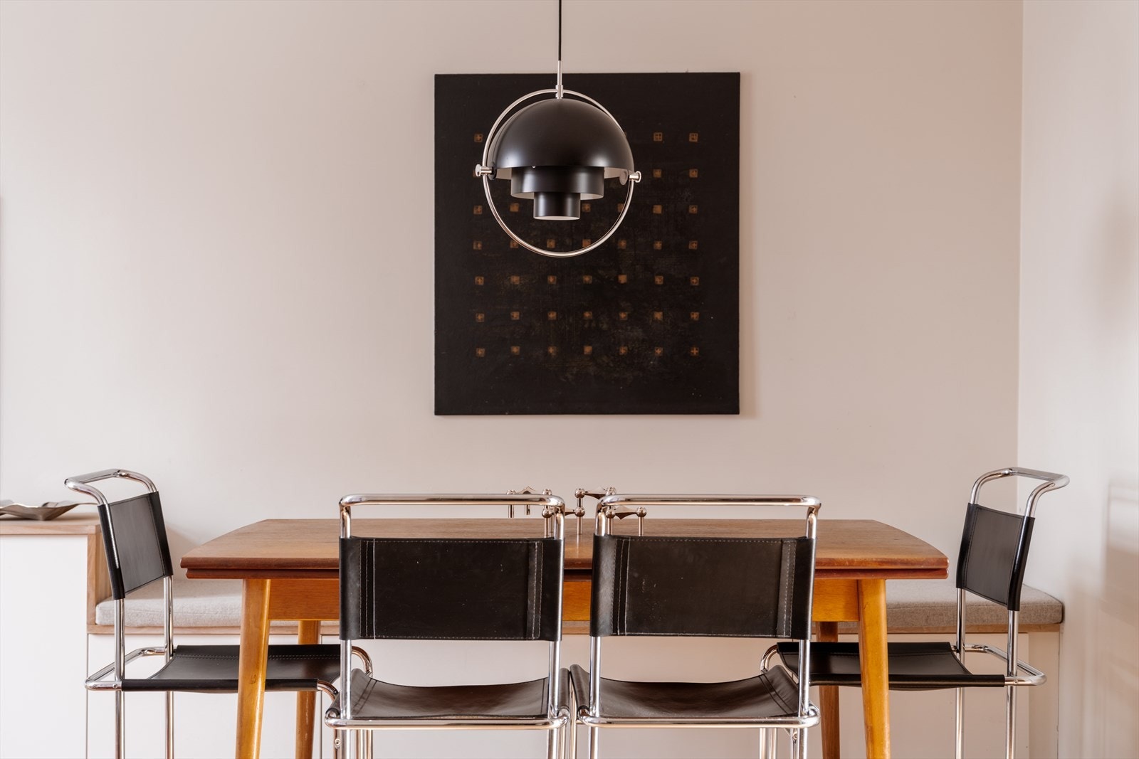 God plass til deg og dine, eller selskap om ønskelig - plassbygd sittebenk langs veggen Galleribilde