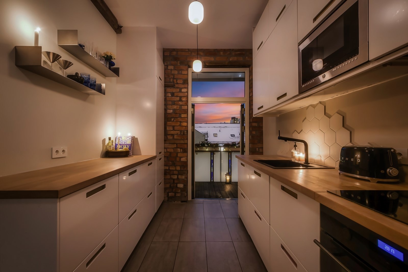 Stilren kjøkkeninnredning med glatte fronter og godt med skap -/og benkeplass - Kjøkkenet ble oppgradert i 2019 av tidligere eier Galleribilde