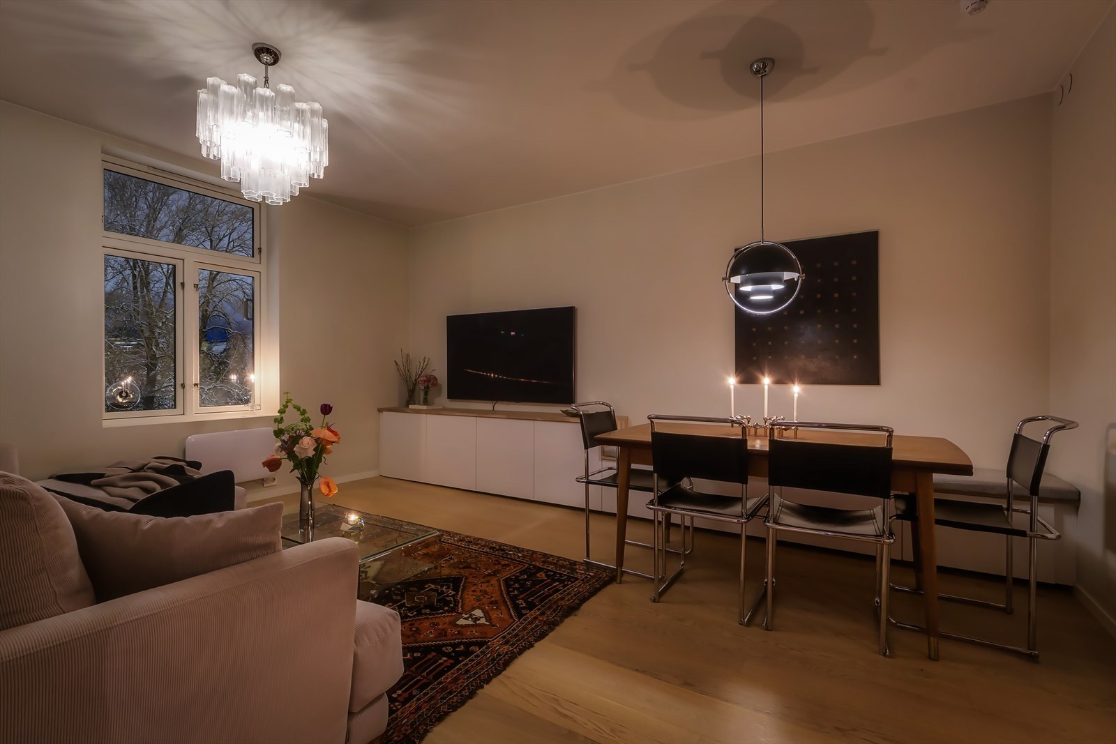 Gulvet består av eikeparkett fra 2020. Det er lyse, slette vegger og god takhøyde Galleribilde