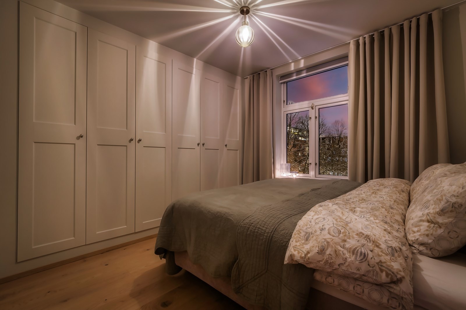 Svært romslig hovedsoverom med stor spesialtilpasset garderobe - Nye gulv, overflater m.m. fra 2024 Galleribilde