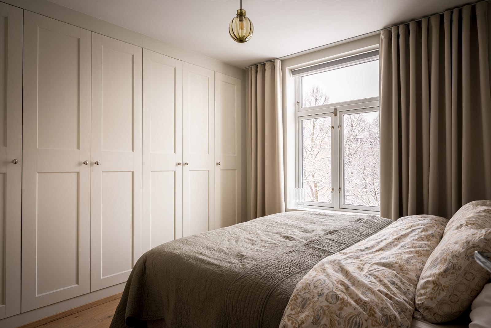 God plass til dobbeltseng, nattbord og garderobeinnredning Galleribilde