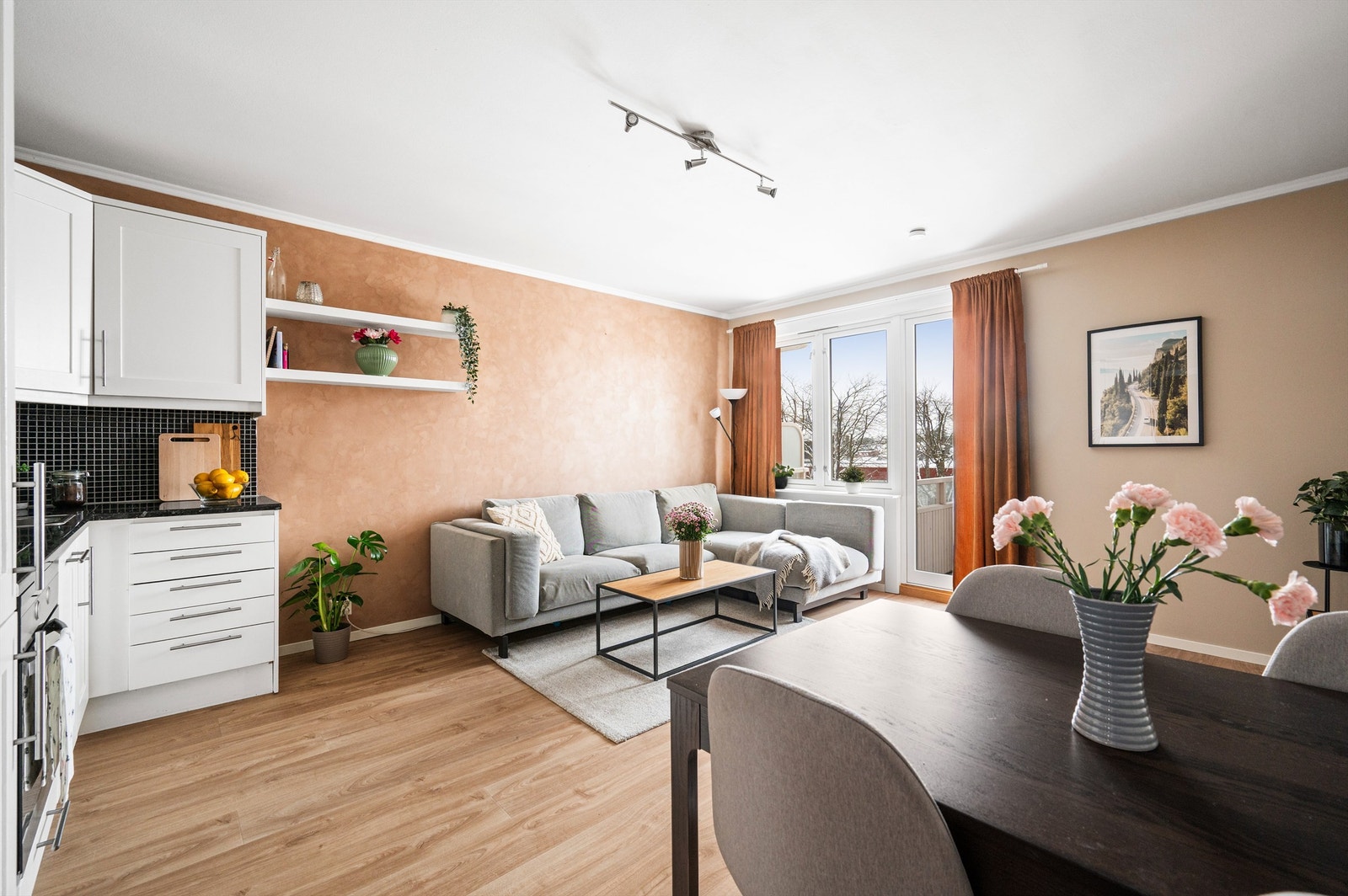 Med en sosial, åpen løsning mellom stue og kjøkken har du god kommunikasjon med gjestene mens middagen lages. Galleribilde