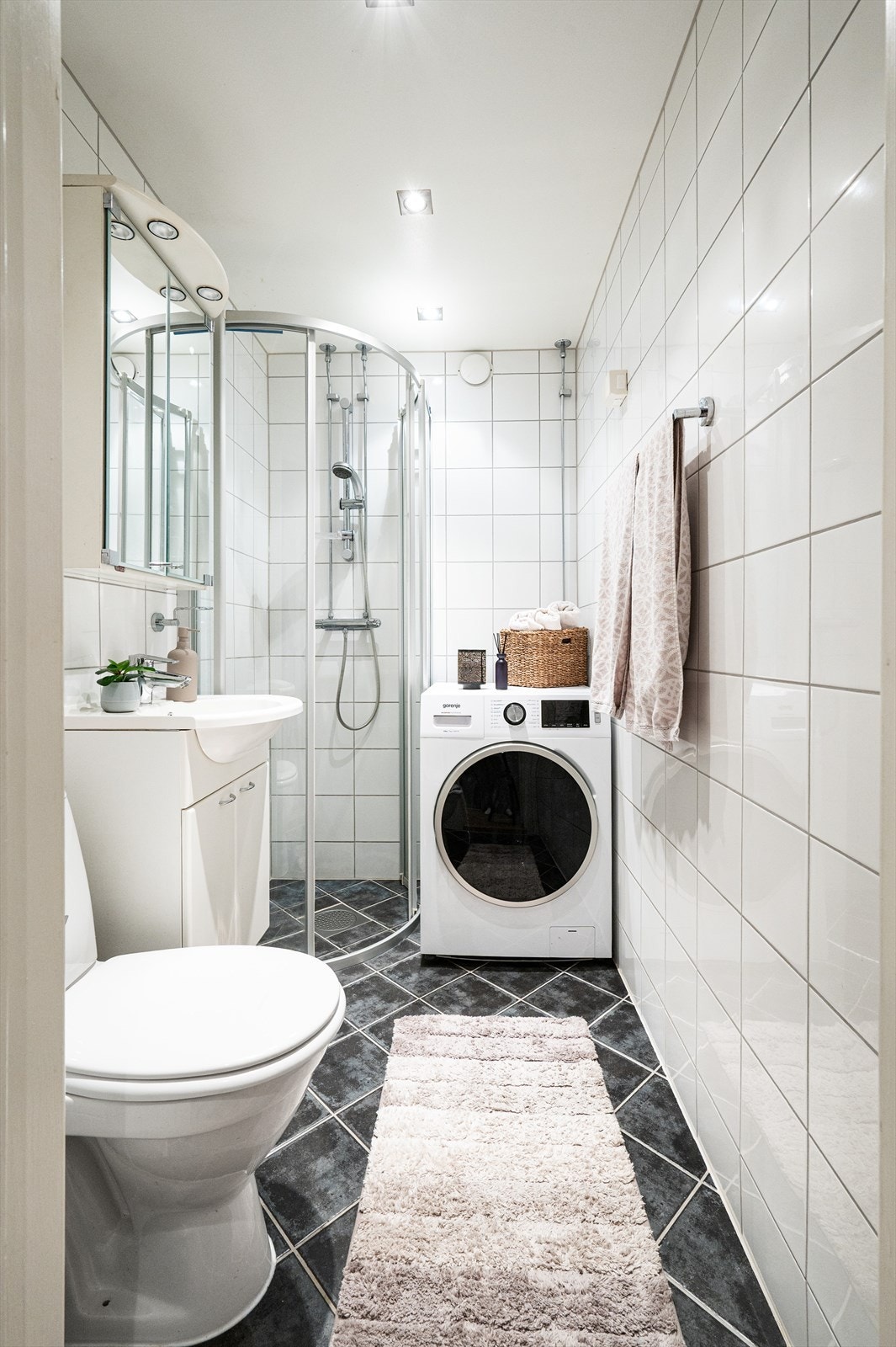 Her på badet er det elektrisk gulvvarme for økt komfort. Galleribilde