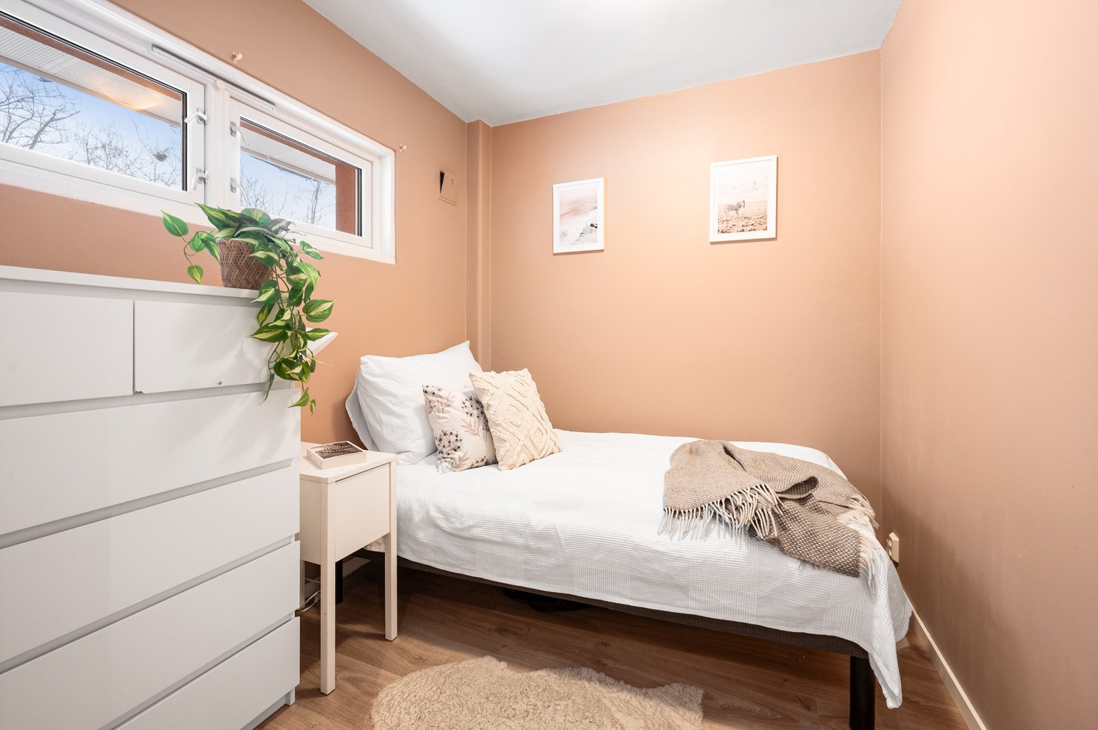 Rommet er innredet som soverom og har, i likhet med stuen, nytt gulv fra 2025. Rommet tilfredsstiller ikke formelle krav til soverom grunnet lysinnslipp. Se pkt. om ferdigattest. Galleribilde