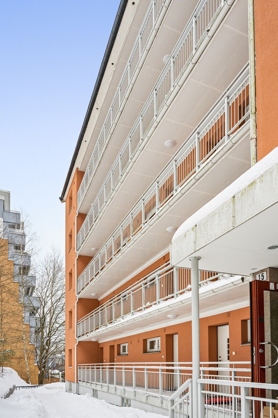 Bygget er fra 1993 og er en del av det veldrevne Myrer Borettslag, tilknyttet OBOS. Galleribilde