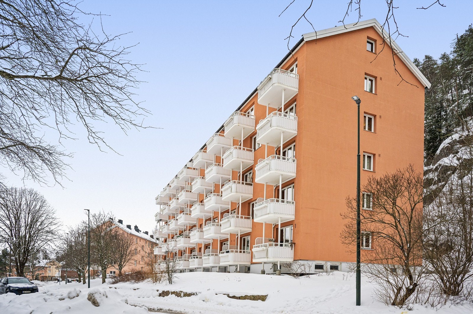 Yttervegger i betong, utvendig slemmet og malt, gir et solid og vedlikeholdsvennlig bygg. Galleribilde