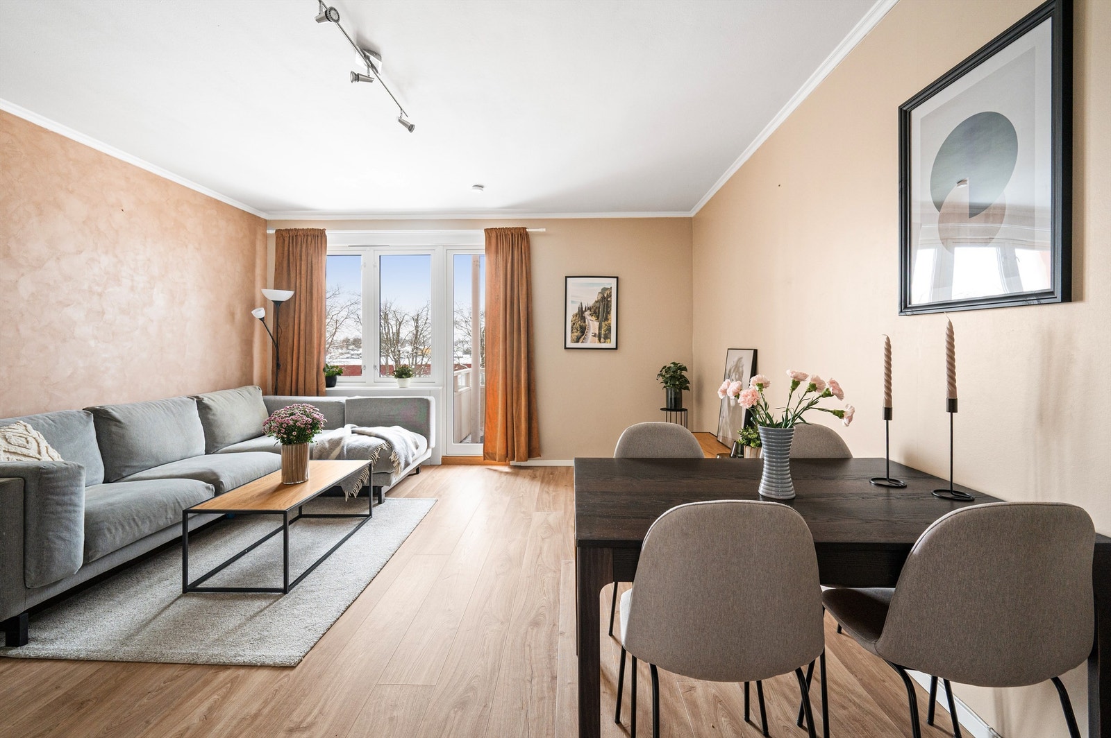 Stuen er av god størrelse og kan enkelt innredes med en romslig sofagruppe og spiseplass. Galleribilde