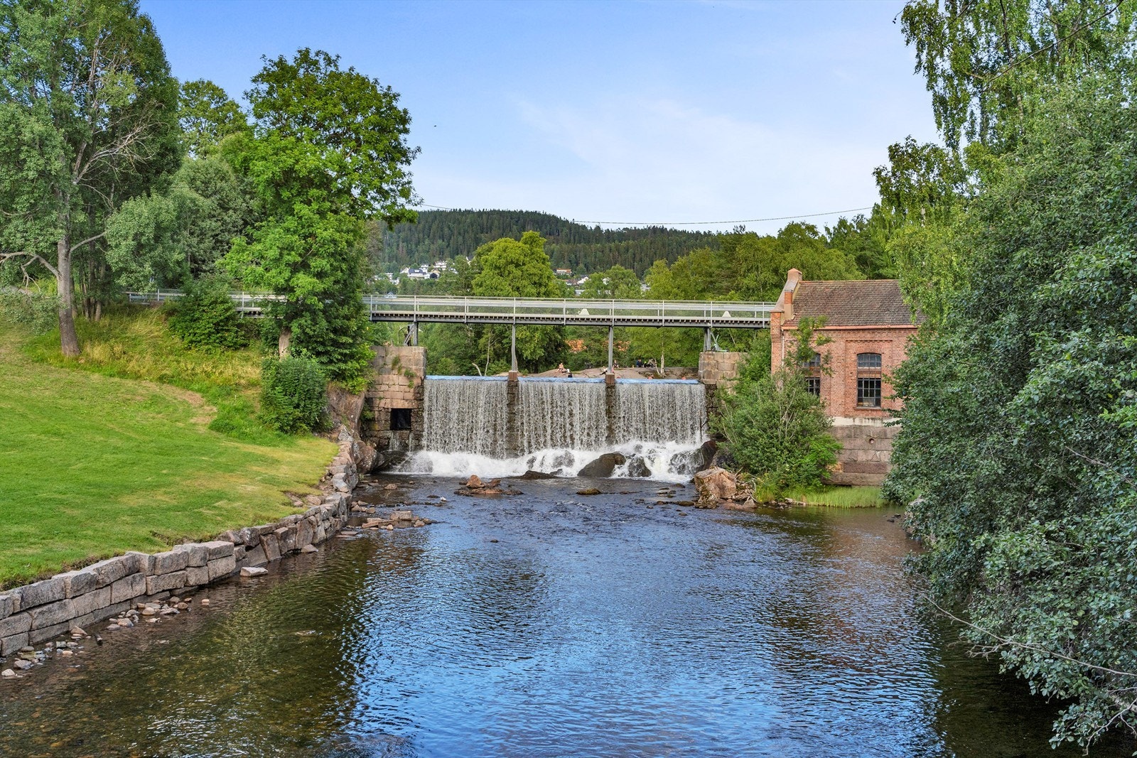 Lillomarka er nærmeste nabo, og turstiene langs Akerselva inviterer til rekreasjon. Galleribilde