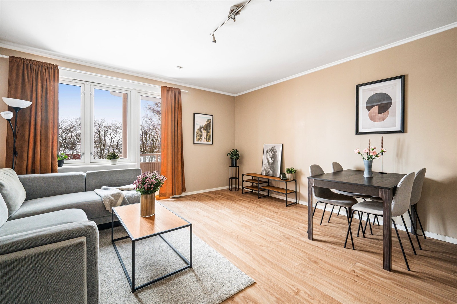 Store vindusflater slipper inn rikelig med lys og skaper en luftig atmosfære i boligen. Galleribilde