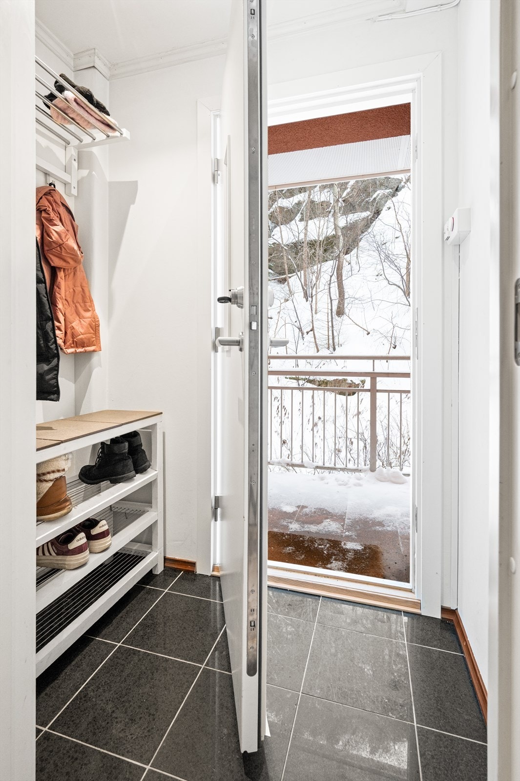 Inngangspartiet har en ny, sikkerhetsklassifisert dør fra 2023, byttet i regi av borettslaget. Galleribilde