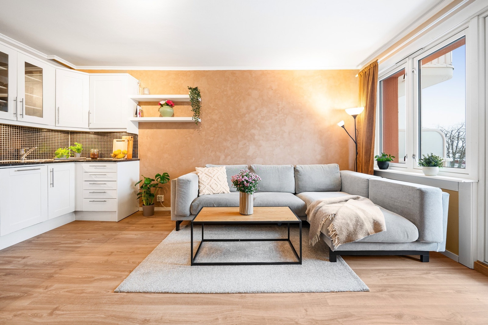 Fra stuen er det direkte utgang til en sørvestvendt balkong på ca. 4,2 m². Galleribilde